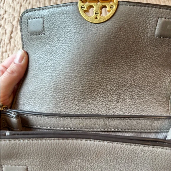 Tory Burch Heron Grey Leather Chelsea Shoulder Bag w Gold Hardware & Chain - Picture 4 of 10